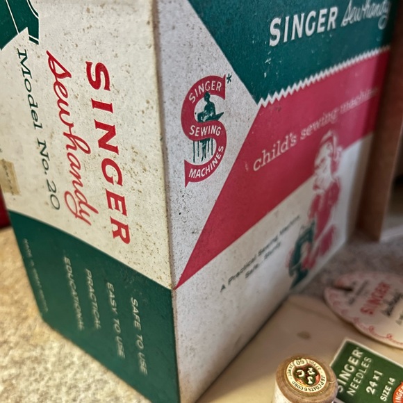 Antique 1955 Singer Child's Sewing Machine - Picture 4 of 12